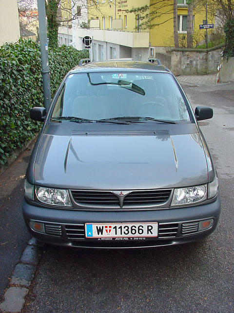 Mitsubishi Space Wagon Front